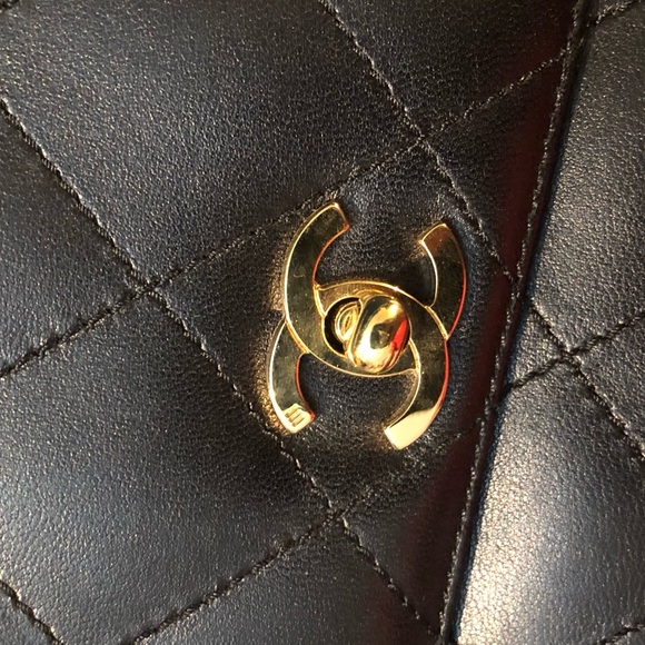 CHANEL double loop in smooth leather and gold hardware - Picture 3 of 12